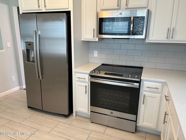 240 Hopkins St in Neptune Beach, FL - Foto de edificio - Building Photo