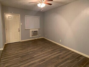 4811 Oakland St-Unit -08 in Houston, TX - Building Photo - Building Photo