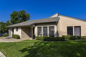 A Country Place in Austin, TX - Foto de edificio - Building Photo