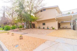 5179 Canoga Ave in Los Angeles, CA - Building Photo