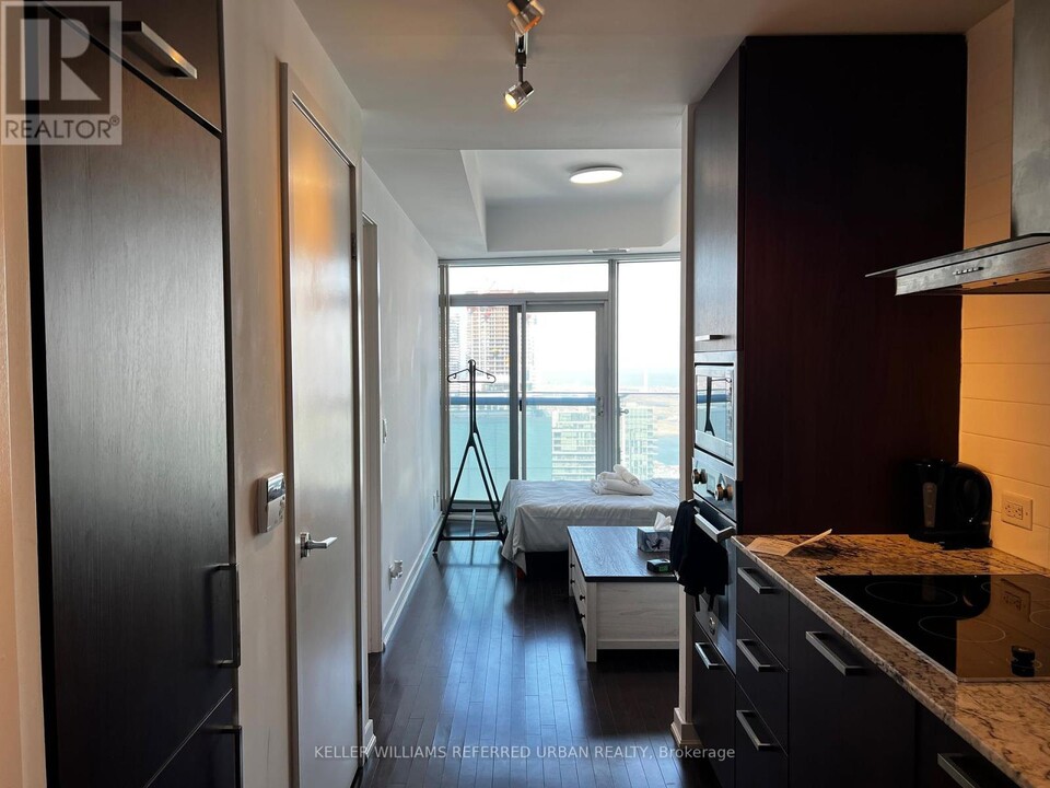 14-5614 York St in Toronto, ON - Building Photo