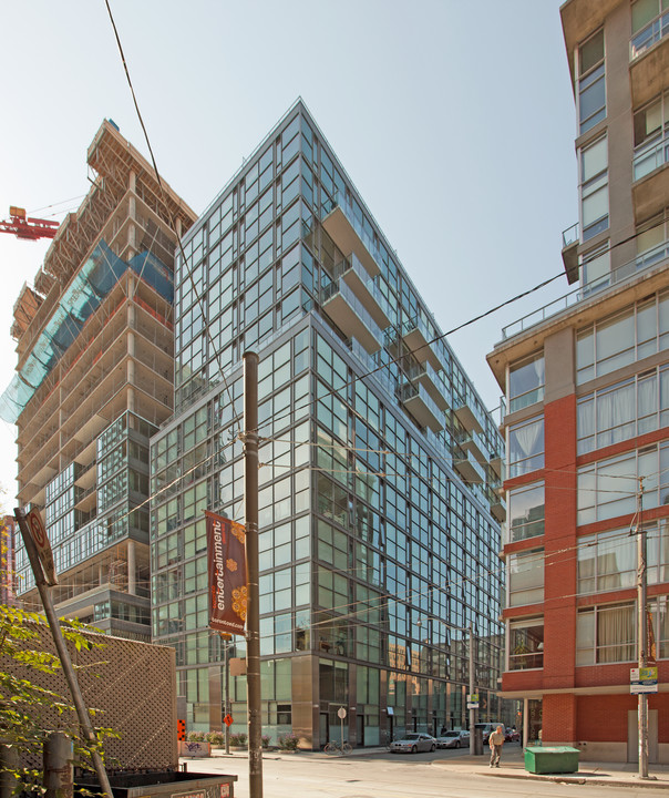 Glas in Toronto, ON - Building Photo