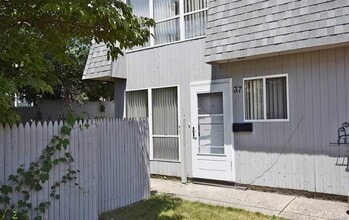 37 Linwood Rd S in Port Washington, NY - Building Photo - Building Photo
