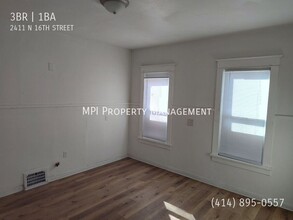2411 N 16th St in Milwaukee, WI - Foto de edificio - Building Photo