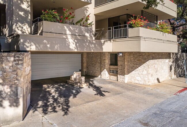 Left Bank Condominiums in San Antonio, TX - Foto de edificio - Building Photo