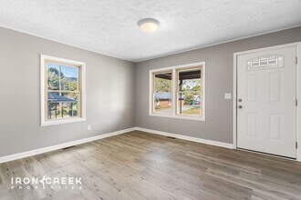 16 Pelzer St in Woodfin, NC - Building Photo - Building Photo