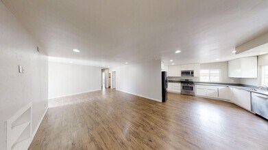 5216 E Falls View Dr in San Diego, CA - Building Photo - Building Photo