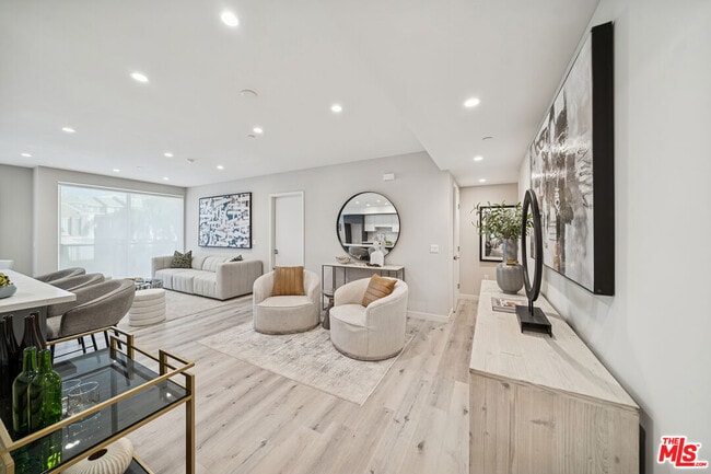 1051 S Corning St in Los Angeles, CA - Building Photo - Building Photo