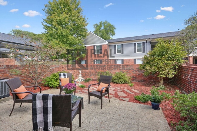 5025 Hillsboro Pike in Nashville, TN - Foto de edificio - Building Photo