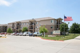 Golfview Condos in Pleasant Hill, IA - Foto de edificio - Building Photo