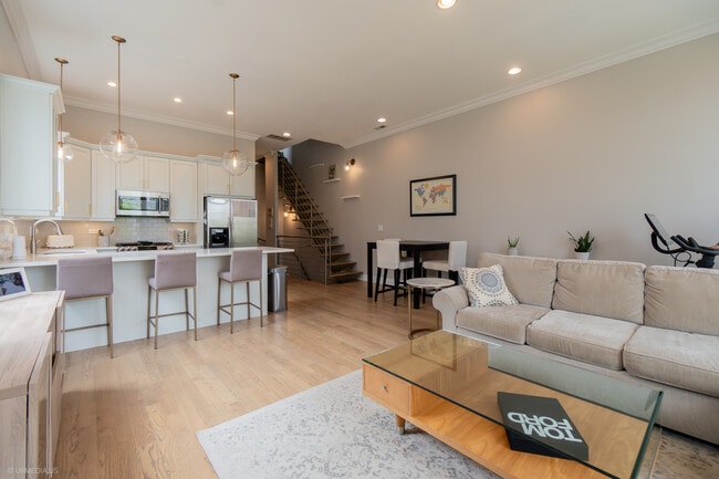 1543 W Montana St in Chicago, IL - Building Photo - Building Photo