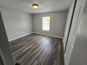 11211 East Bay Rd in Gibsonton, FL - Building Photo - Building Photo