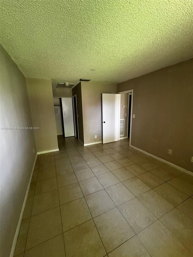 6023 10th Ave N in Greenacres, FL - Building Photo - Building Photo
