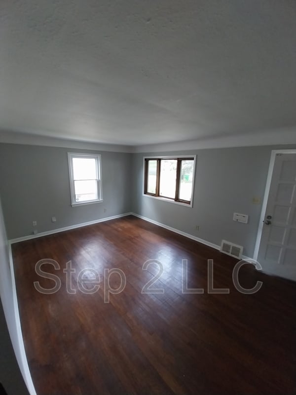 5048 Claremont Blvd in Garfield Heights, OH - Foto de edificio - Building Photo