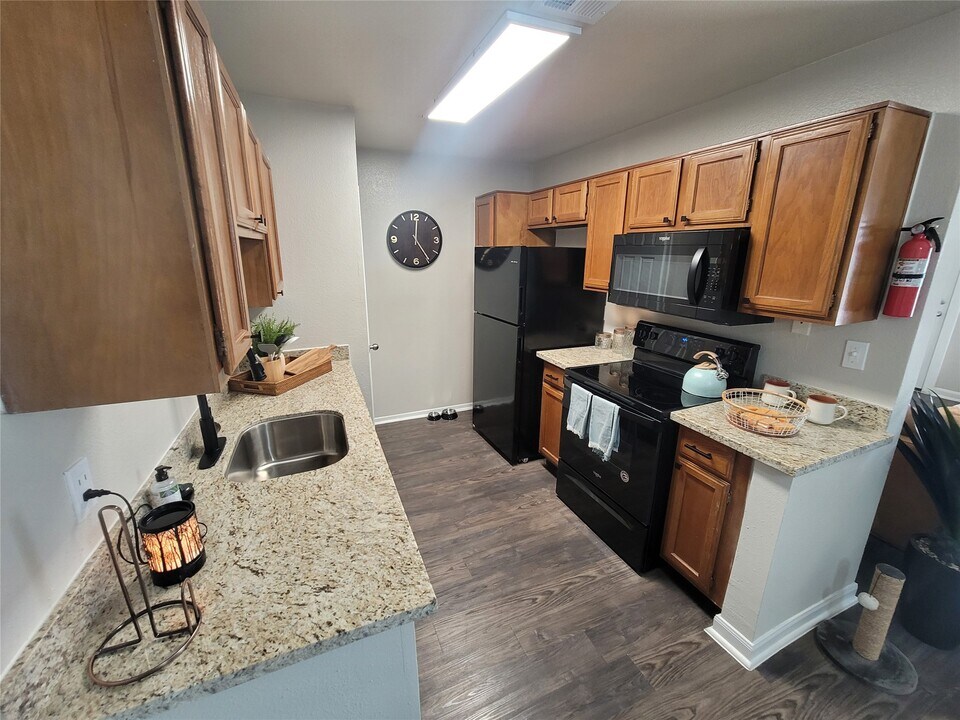 7250 W Greens Rd in Houston, TX - Building Photo