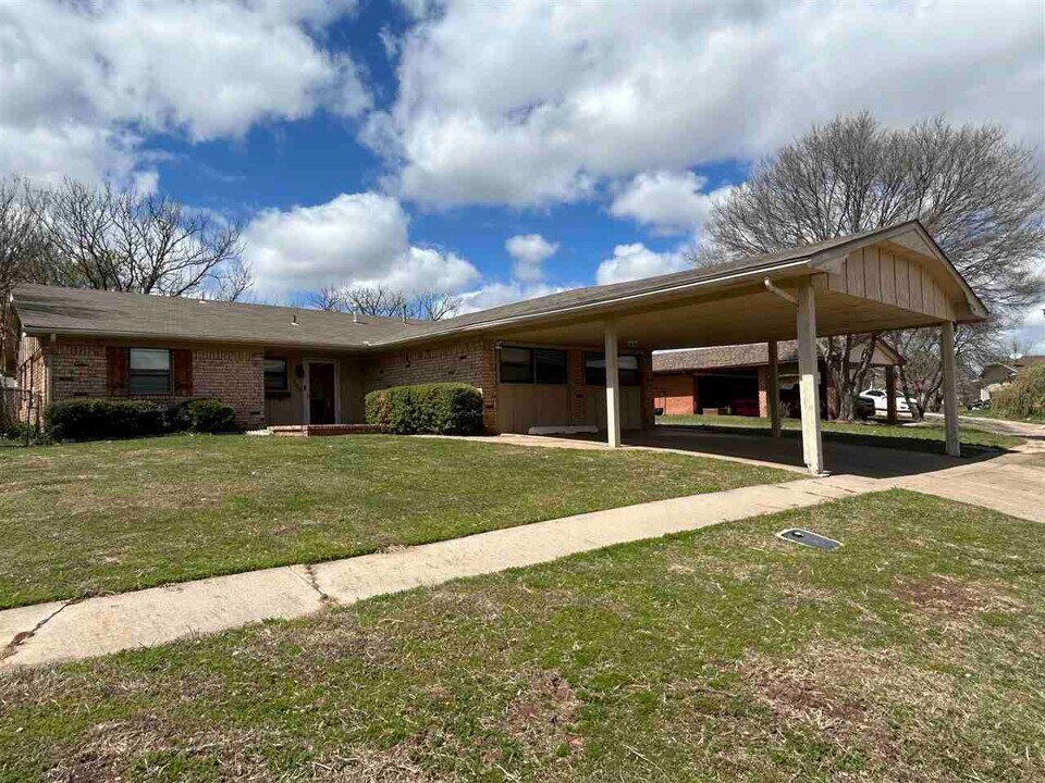 403 SW Forest Pl in Lawton, OK - Building Photo