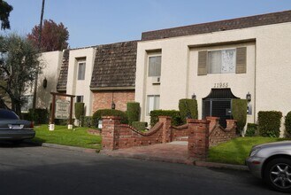 11955 Weddington St-Unit -206 in Los Angeles, CA - Building Photo - Building Photo