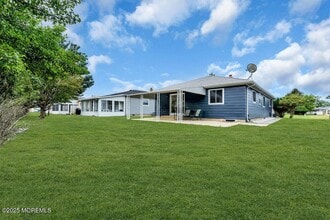 24 Liberta Dr in Toms River, NJ - Foto de edificio - Building Photo