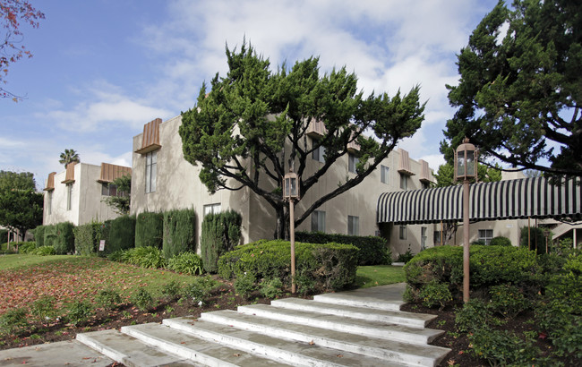 Amber Court Apartments in Upland, CA - Foto de edificio - Building Photo