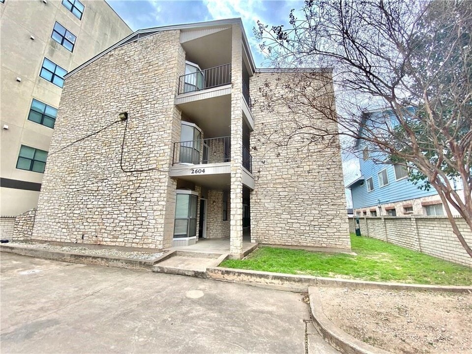 2604 Salado St in Austin, TX - Foto de edificio