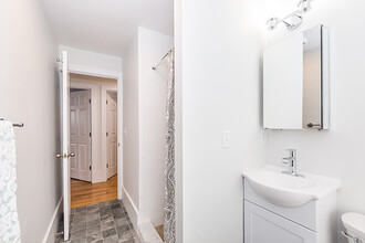 4 Osgood St, Unit 2 in Somerville, MA - Foto de edificio - Building Photo