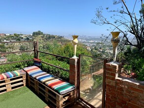 8191 Mannix Dr in Los Angeles, CA - Foto de edificio - Building Photo
