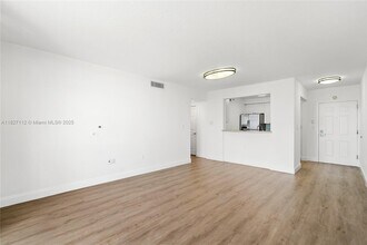 900 SW 8th St in Miami, FL - Building Photo - Building Photo