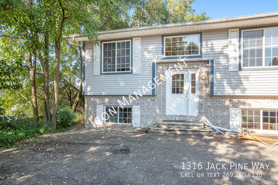 1316 Jack Pine Way in Kalamazoo, MI - Foto de edificio