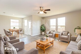 401 Goldfinch Rd, Unit 204 in Denton, TX - Foto de edificio - Building Photo