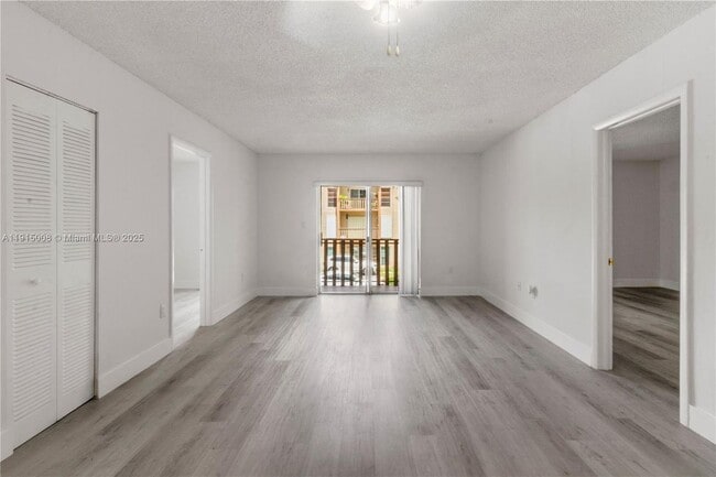 4855 NW 7th St in Miami, FL - Foto de edificio - Building Photo