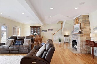 605 Park Ln in Long Lake, MN - Foto de edificio - Building Photo