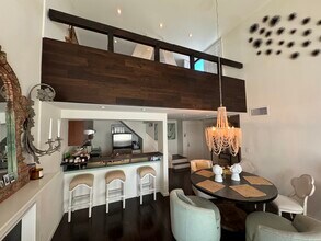 950 N Kings Rd, Unit 350 in West Hollywood, CA - Building Photo - Building Photo