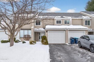 17 Derby Dr in Saratoga Springs, NY - Building Photo