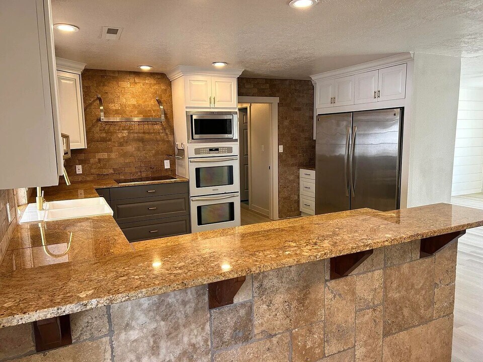 3138 Crestview Dr in Santa Clara, UT - Building Photo