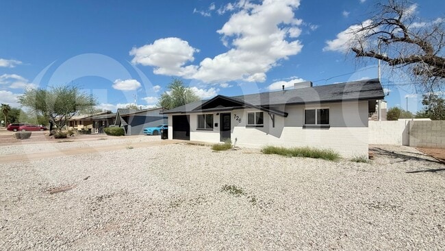 property at 726 E Vista Del Cerro Dr