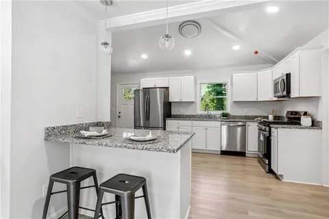 872 Glenway Dr SW in East Point, GA - Foto de edificio - Building Photo