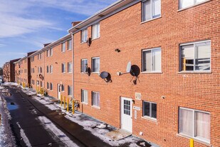 Williamsburg Court Apartments in Glenview, IL - Building Photo