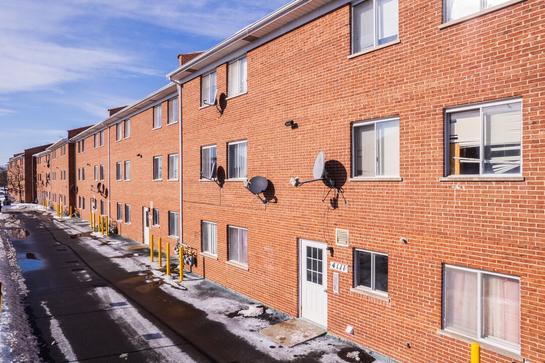 Williamsburg Court Apartments in Glenview, IL - Building Photo