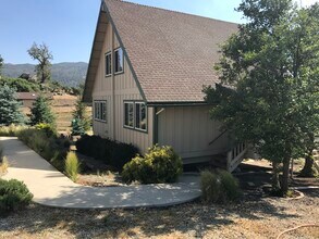 23740 Lakeview Dr in Tehachapi, CA - Foto de edificio - Building Photo
