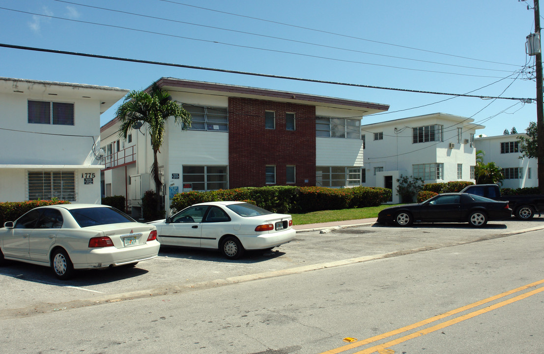 1765 Calais Dr in Miami Beach, FL - Foto de edificio