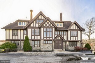 7220 Ridge Ave in Philadelphia, PA - Building Photo