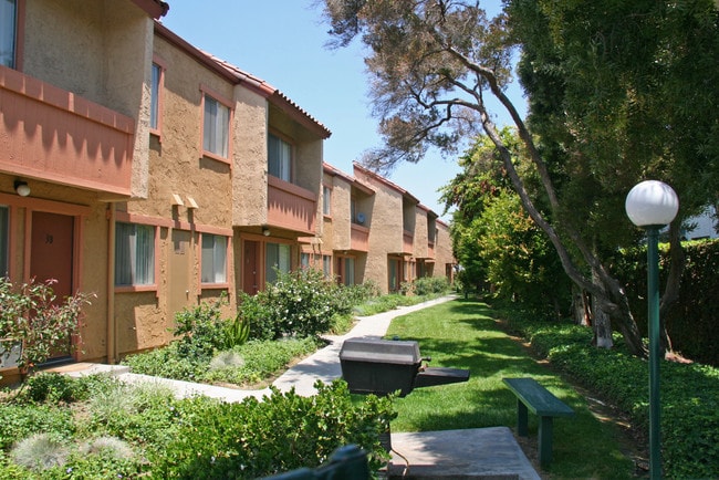 Casa Theresa in Buena Park, CA - Foto de edificio - Building Photo