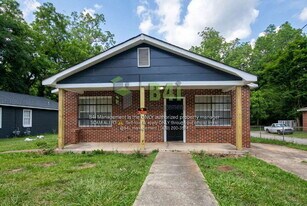 909 E 8th St in West Point, GA - Building Photo
