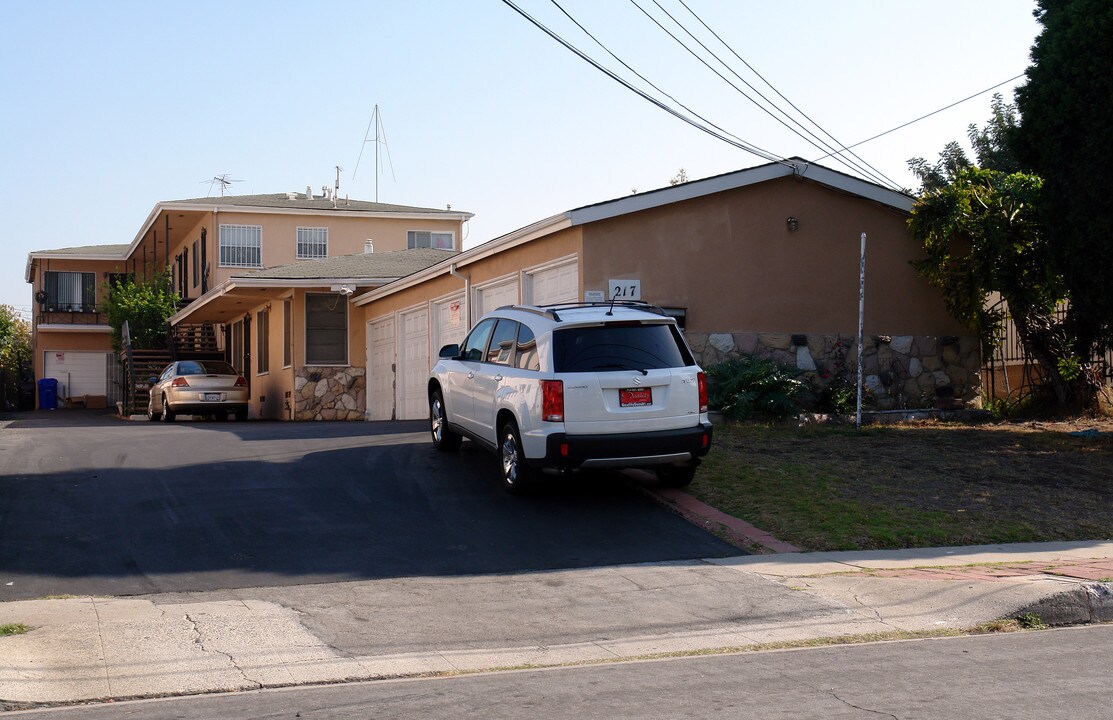 217 E Ivy Ave in Inglewood, CA - Building Photo