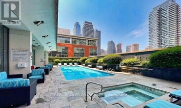 33 Charles St E in Toronto, ON - Building Photo - Building Photo