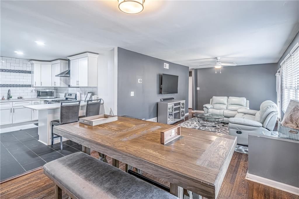 2456 Harwood Dr in East Point, GA - Foto de edificio