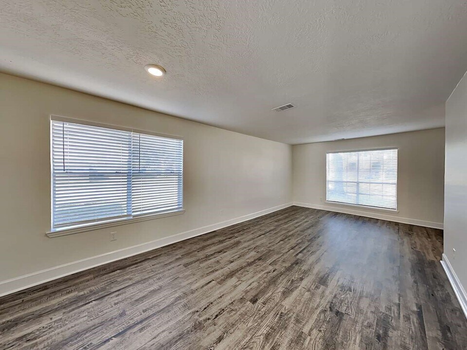 1802 Oak Valley Dr in Kemah, TX - Building Photo