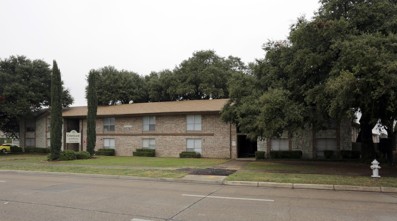 The Courtyard on Jefferson in Dallas, TX - Building Photo