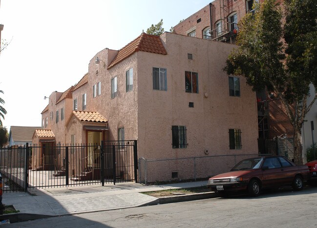 1019 N Serrano Ave in Los Angeles, CA - Foto de edificio - Building Photo