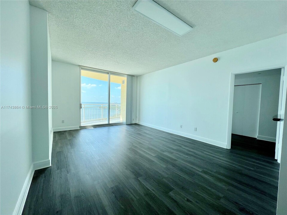 2475 Brickell Ave, Unit 2408 in Miami, FL - Foto de edificio